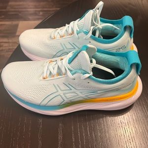 Womens ASICS Gel-nimbus 25 - size 9